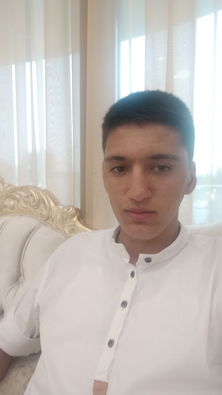  48530172  Sargis, 22 ,    