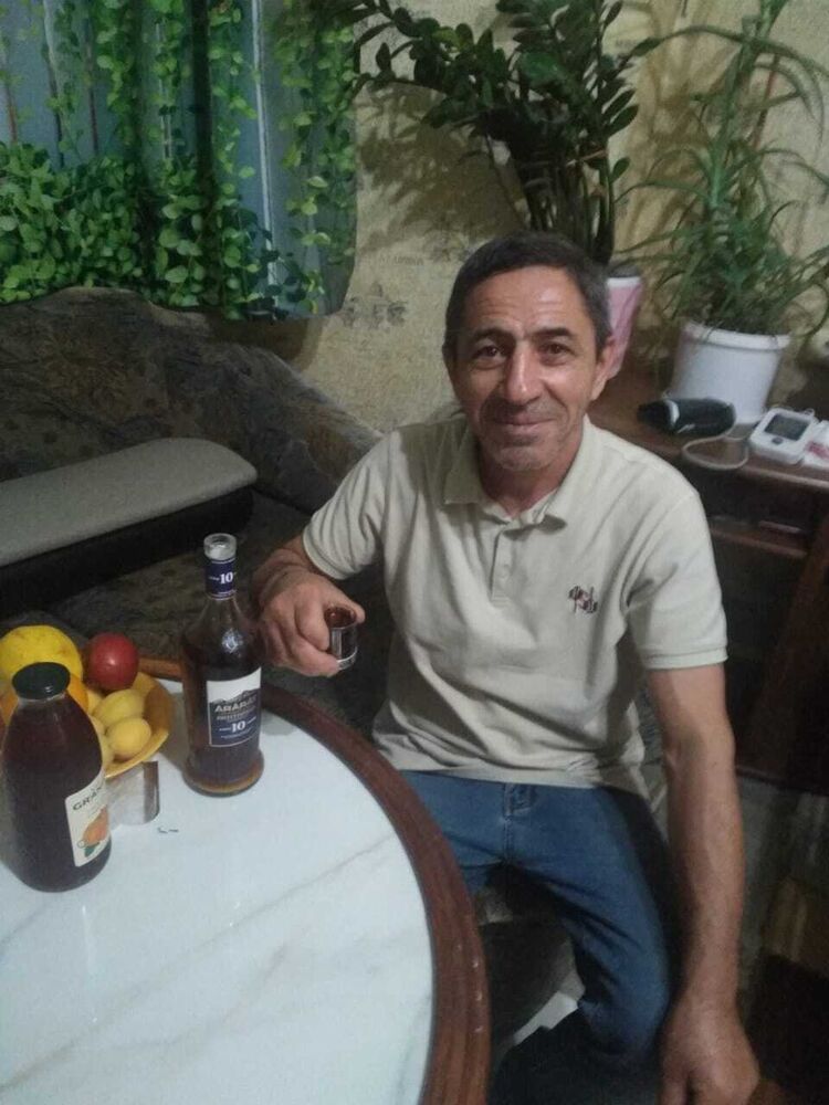  45263642  Vahram, 61 ,    