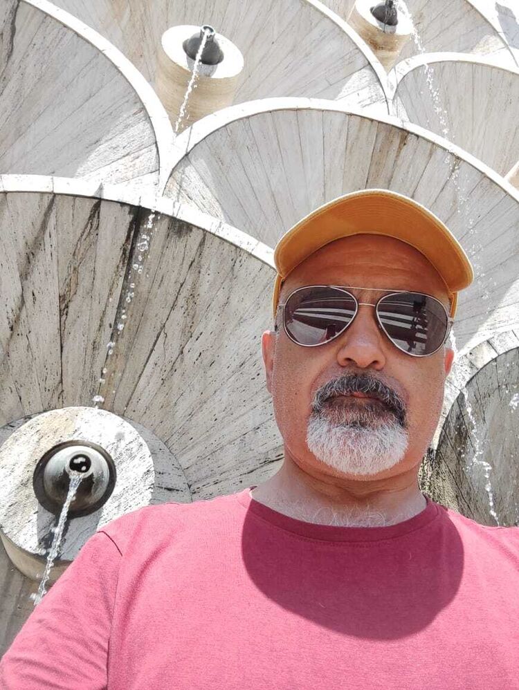 48372972  Vhan, 55 ,    