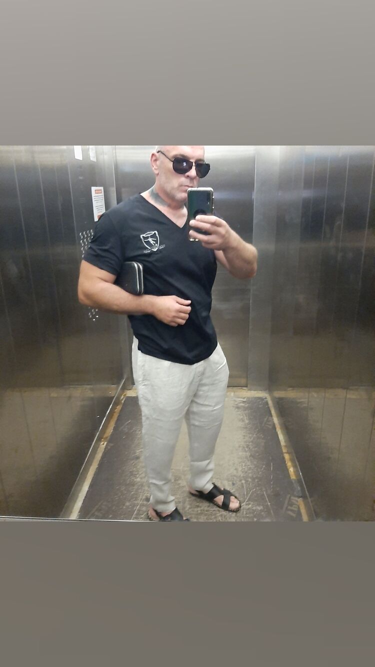  38322652  Viktor, 50 ,    