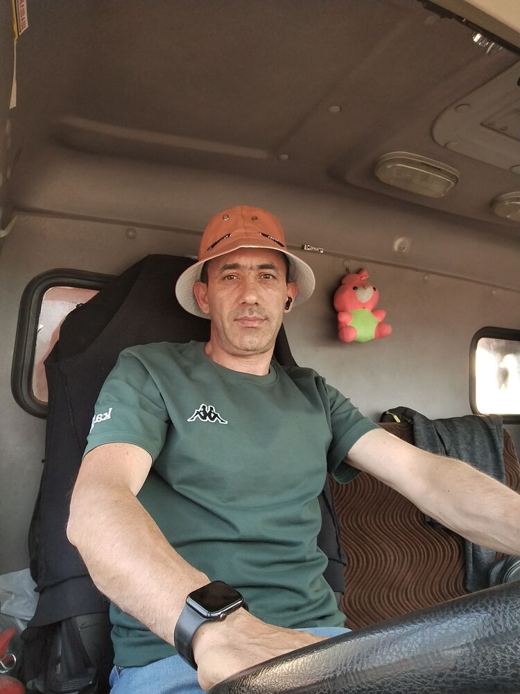  ,   Gagik, 38 ,   ,   