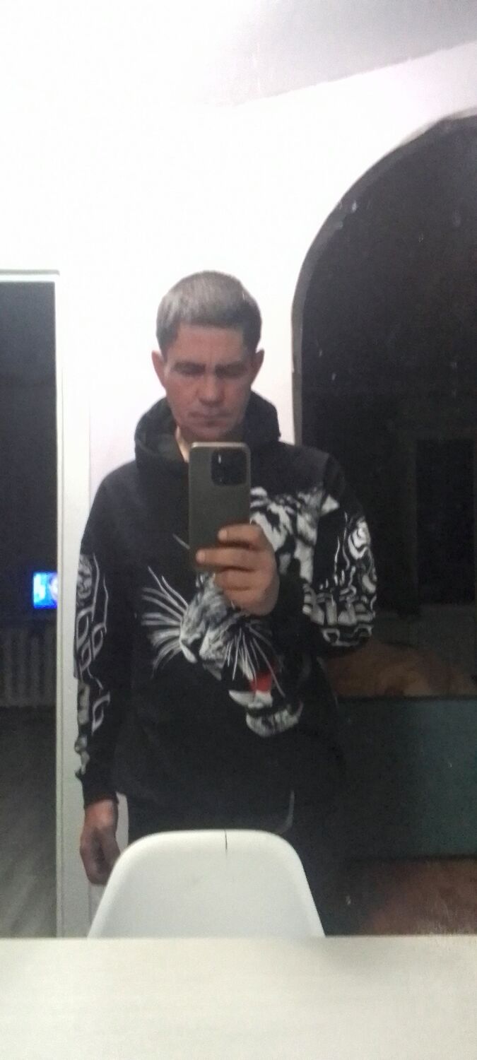  49516132  Andrei, 44 ,    