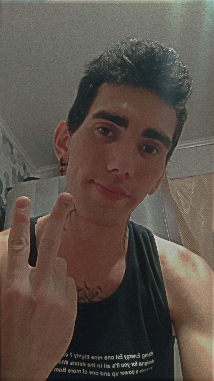  39870092  Artiom, 28 ,    