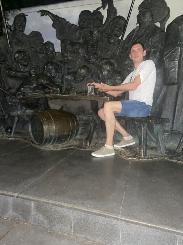  35295142  Artur, 38 ,    