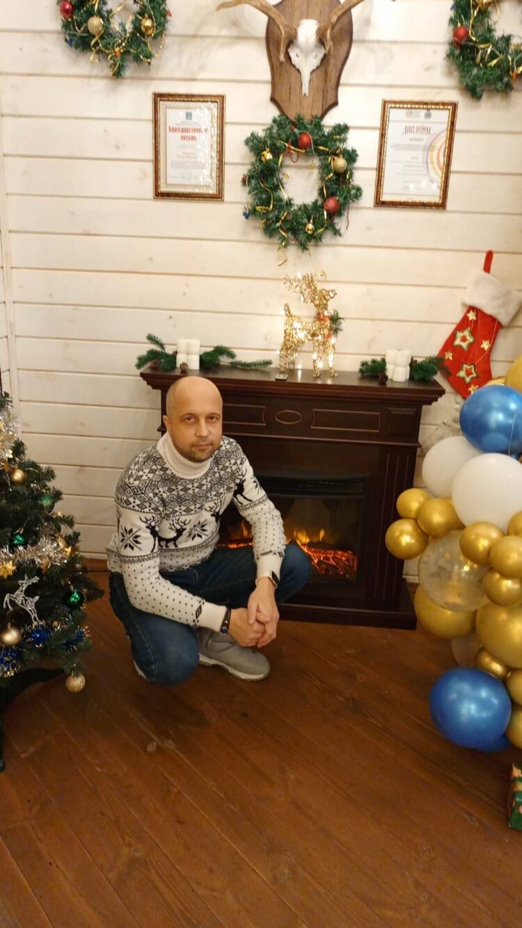  48730352  Denis, 44 ,    