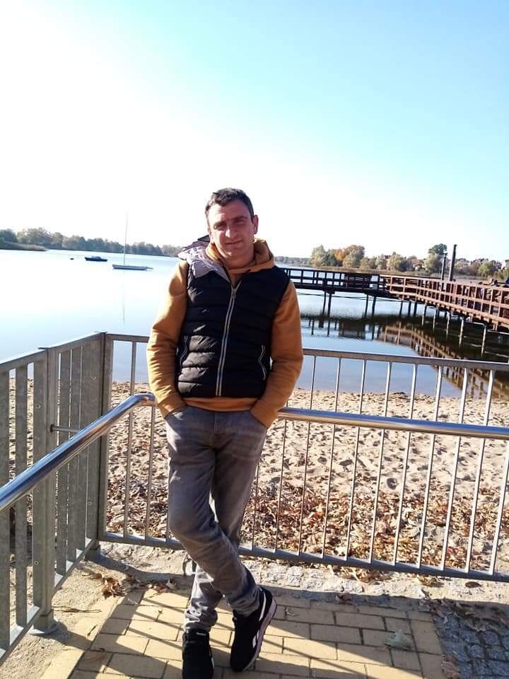  47741142  Paata, 42 ,    