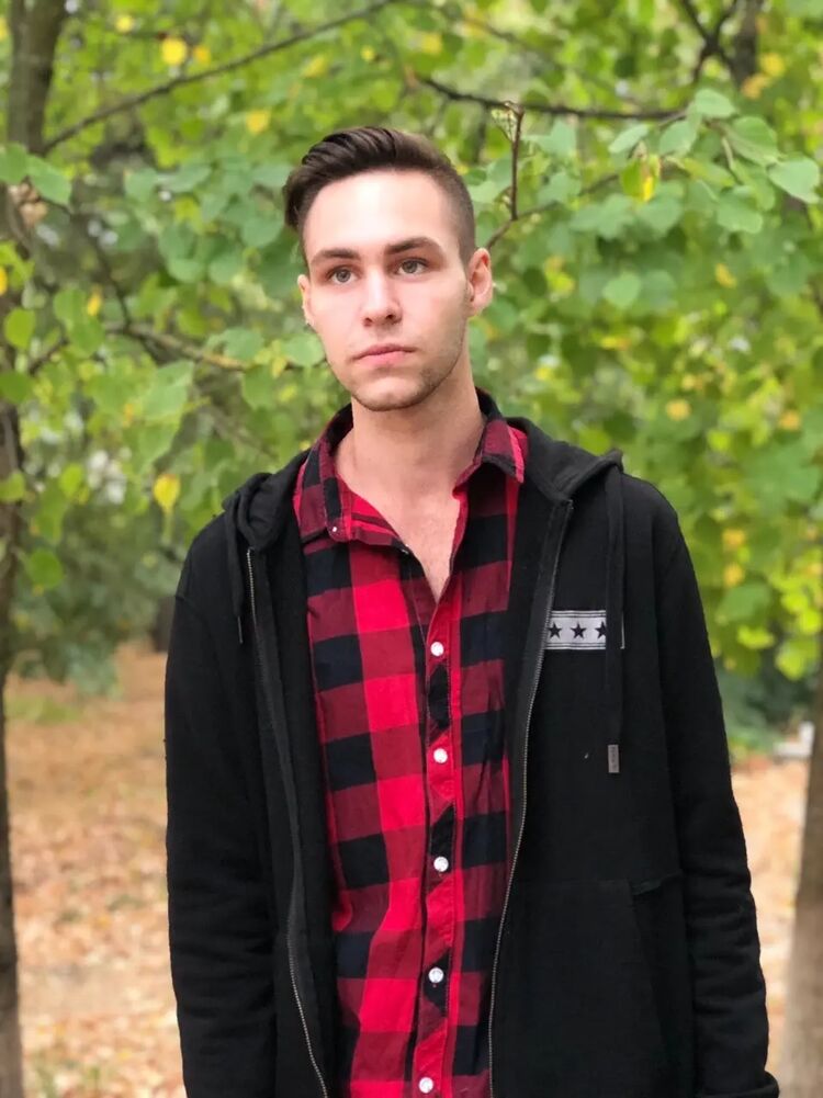  27151132  Anton, 25 ,    