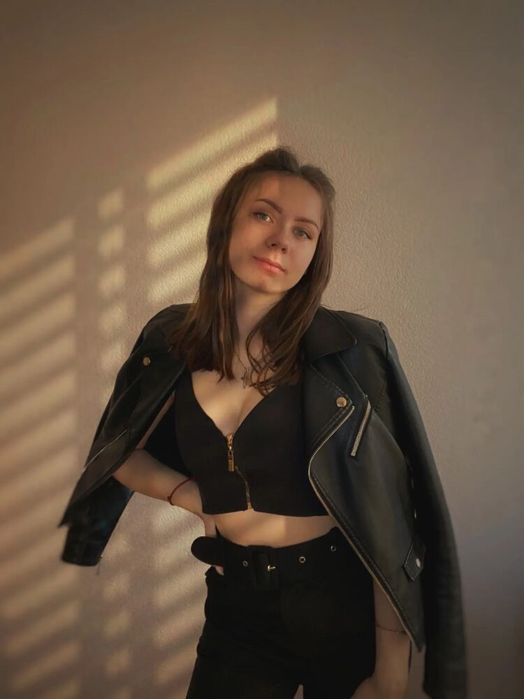  39585812  Alina, 22 ,    