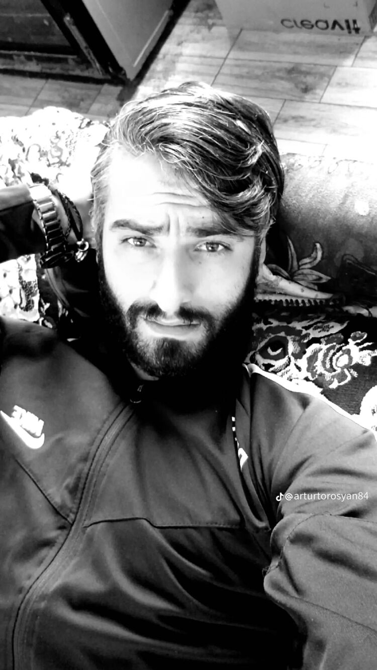  48038362  Artur, 29 ,    