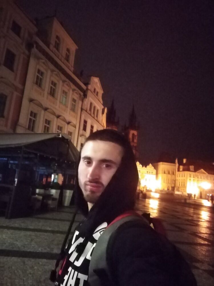  20284982  , 27 ,    Praha
