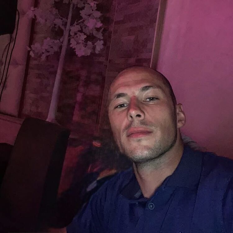  52740752  Denis, 33 ,    