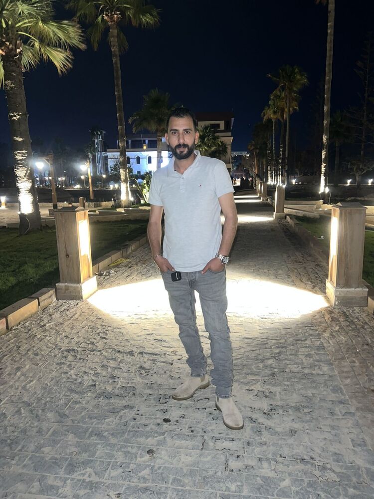  32853332  Omar, 39 ,    