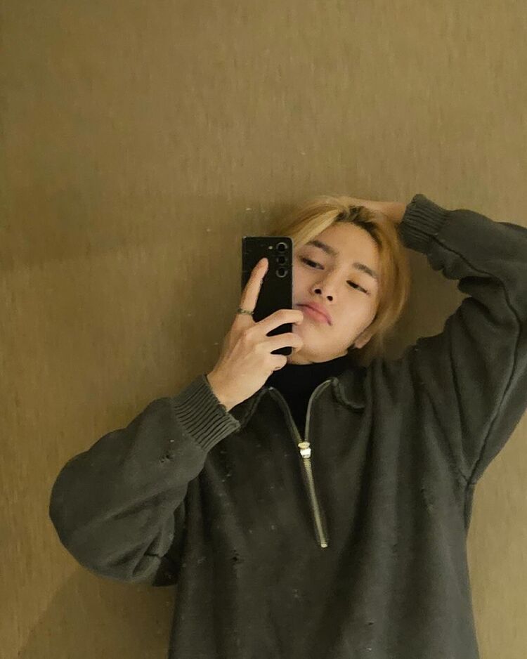  40560732  Jeongin, 24 ,    