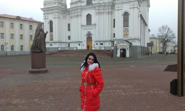  ,   Elena, 32 ,  