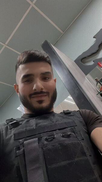  ,   Leon, 32 ,   ,   