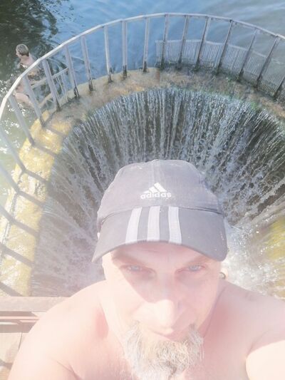  ,   Viktor, 48 ,   ,   