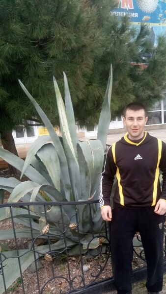  ,   Viktor, 35 ,   