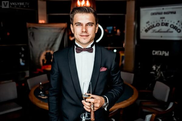  Azor,   Den, 37 ,   ,   
