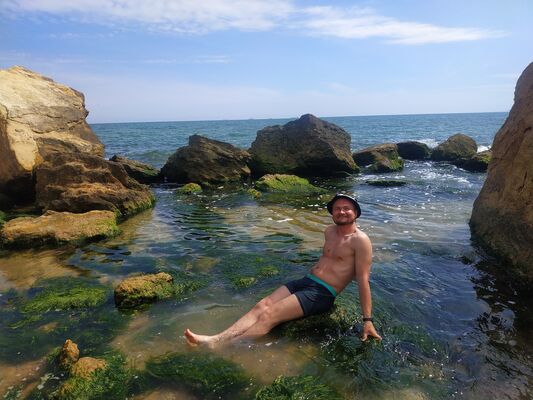  ,   Leo, 42 ,  