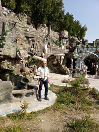  ,   Amer, 42 ,  