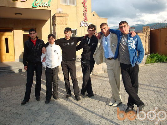  3290292  Artur, 32 ,    