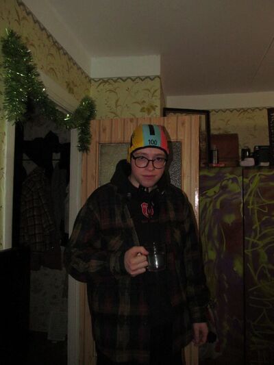  ,   Anton, 25 ,  