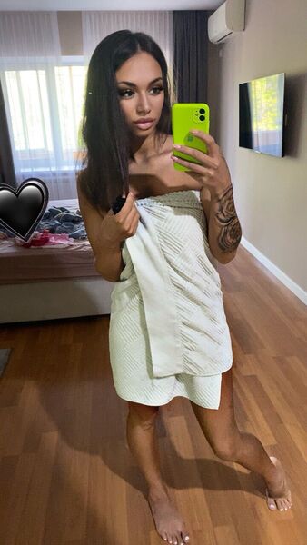  ,   Anya, 29 ,   c 