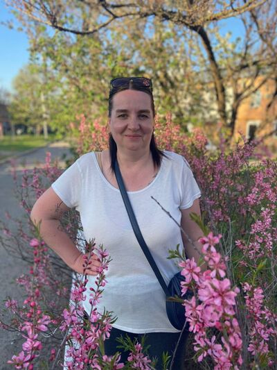  ,   Julia, 49 ,   