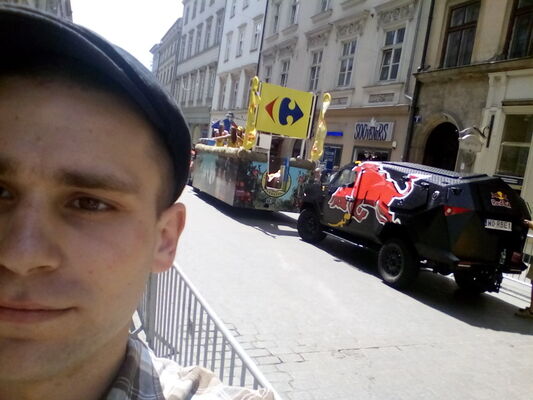  ,   Viktor, 32 ,   