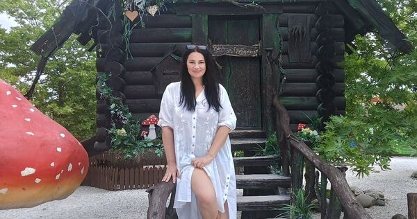  ,   Elena, 51 ,   c 