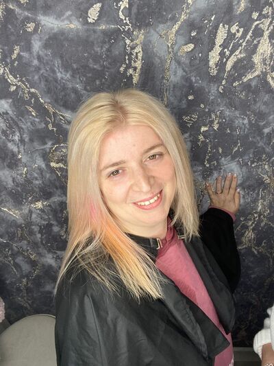  ,   Elena, 42 ,   c , 