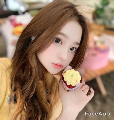  ,   Niki, 21 ,     