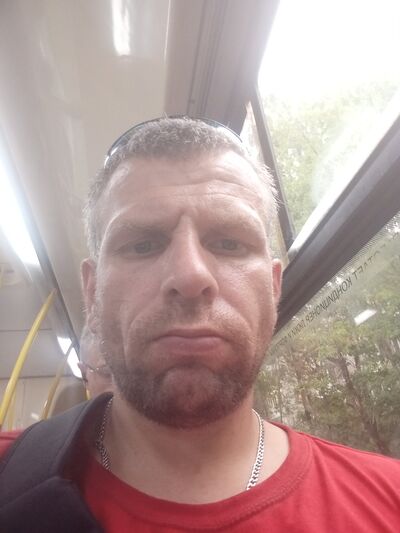  ,   Viktor, 42 ,   c 