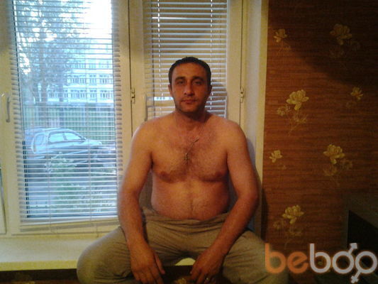  ,   Victoras, 46 ,  